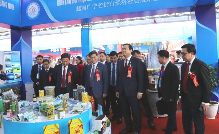 Cục trưởng Cục Du lịch Quốc gia Việt Nam Nguyễn Trùng Khánh và các đại biểu tham quan Hội chợ